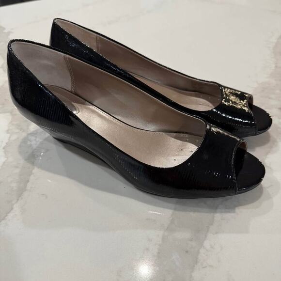 Alfani Step n Flex Peep Toe Patent Wedge Pump Heels Women's 11M Black/Gold Trim - Picture 1 of 9